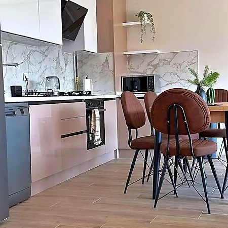 Cozy 2 Bedroom Near Izmit شقة *